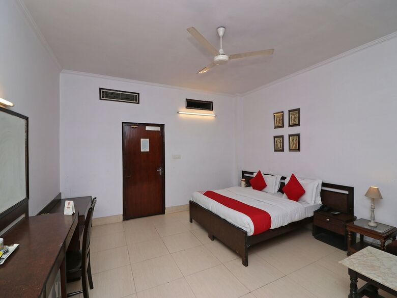 Oyo 14837 Hotel Uberoi Anand