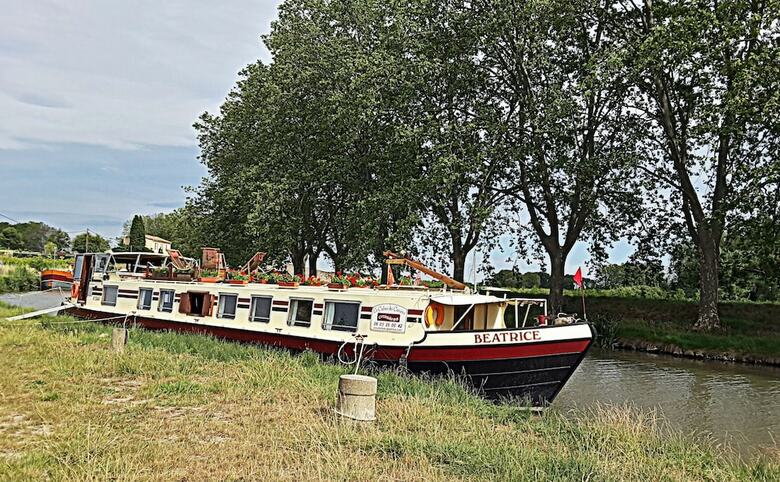 Barge Beatrice Cruises On The Canal Du Midi