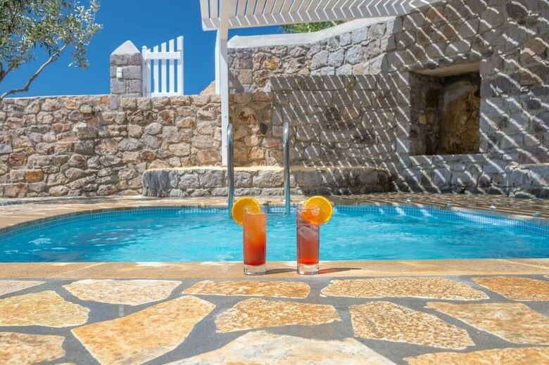 Apartamentos Theologos Houses