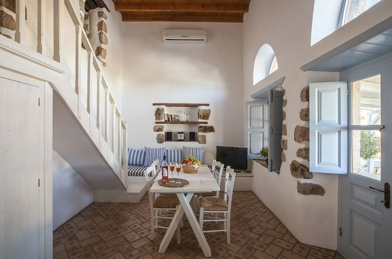 Apartamentos Theologos Houses