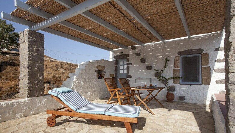 Apartamentos Theologos Houses