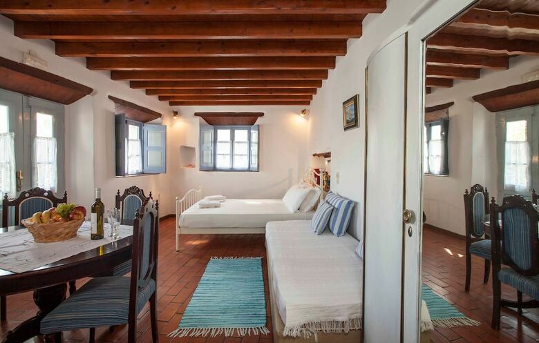 Apartamentos Theologos Houses