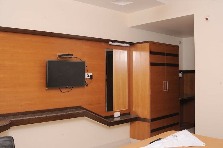 Hotel Hlv Grand Inn