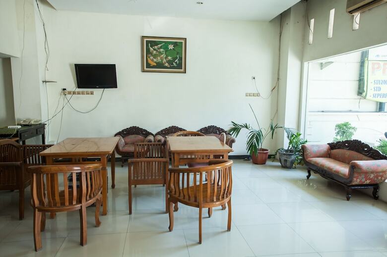 Hotel Reddoorz @ Raya Ngagel 2