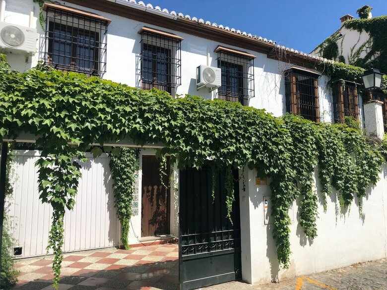 Tuguest Pool House Albaic�n