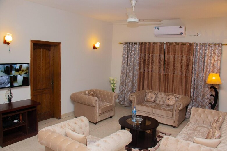 Hotel Livin Hub Guest House