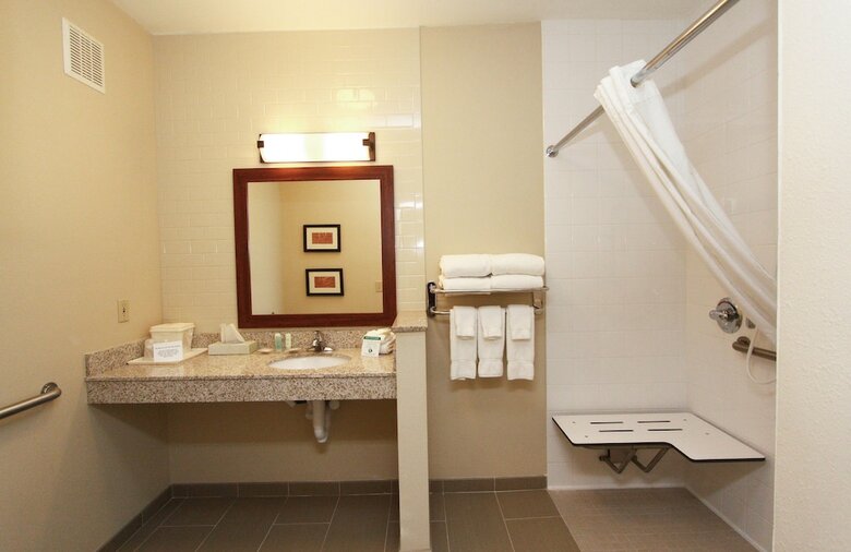 Hotel Comfort Suites University