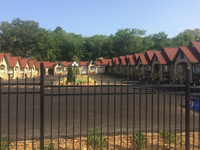 Motel Best  Court