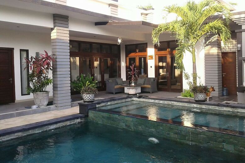 Hotel Rumah Putih Abu Abu