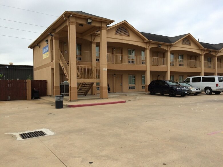 Hotel Executive Inn & Suites