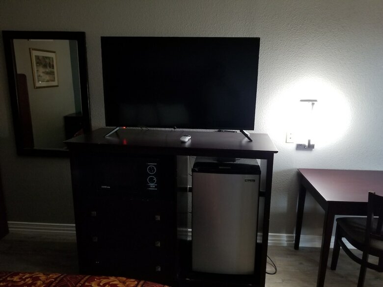 Hotel Executive Inn & Suites