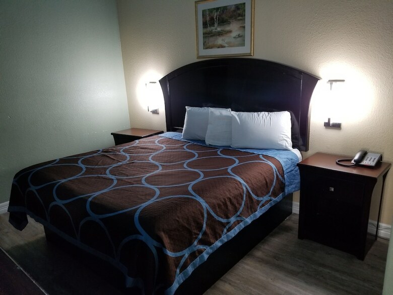 Hotel Executive Inn & Suites