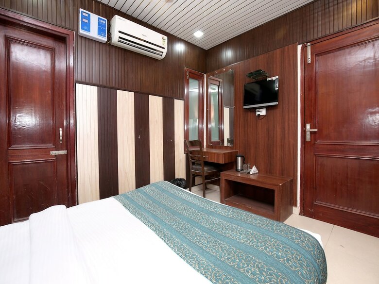 Oyo 14515 Hotel Paras Regency