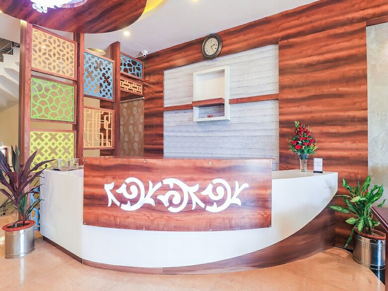 Oyo 7583 Hotel Suraj Palace 1