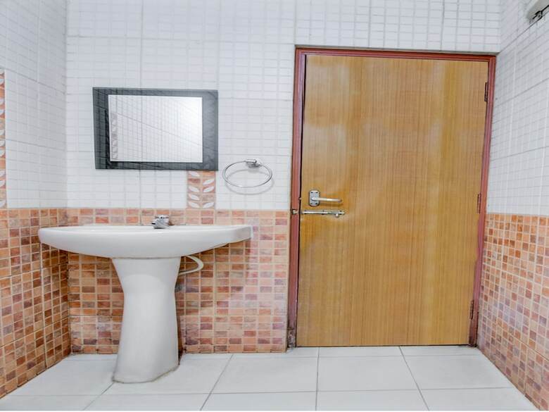 Oyo 7852 Hotel Embassy