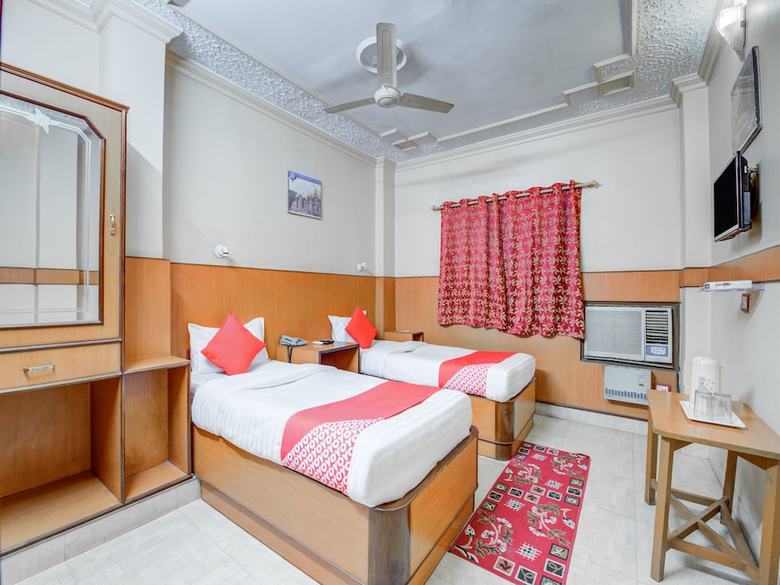 Oyo 7852 Hotel Embassy