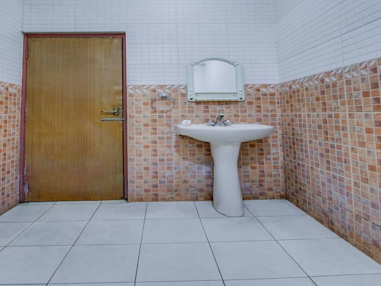 Oyo 7852 Hotel Embassy