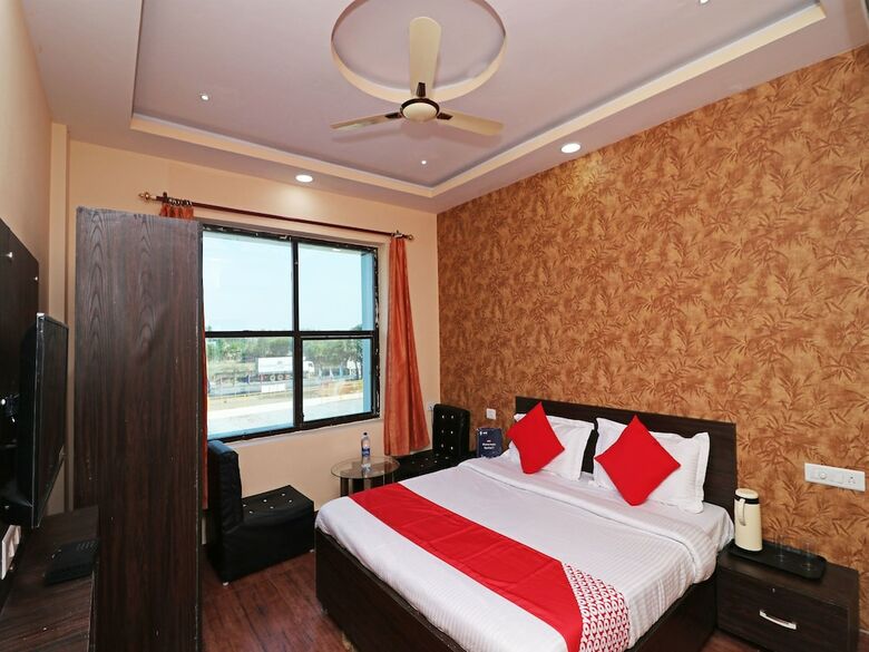 Oyo 13483 Hotel Aradhya's