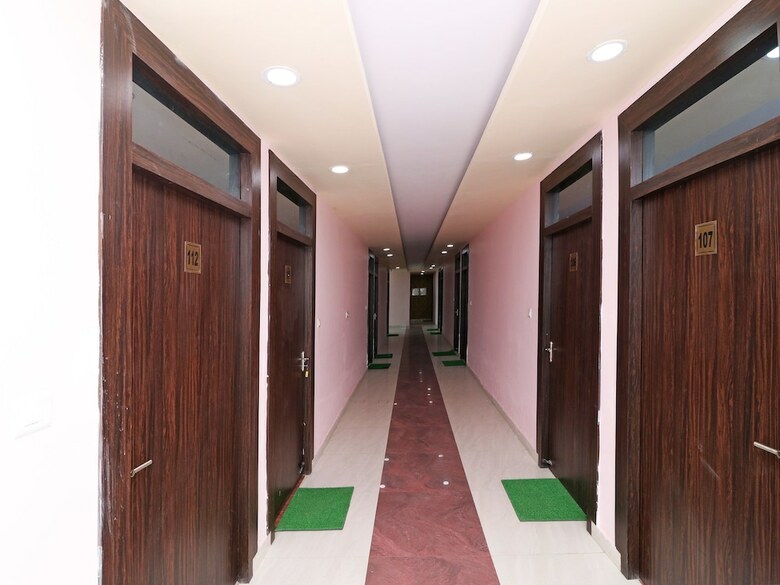 Oyo 13483 Hotel Aradhya's