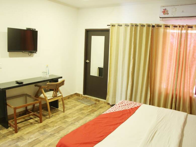 Oyo 14353 Hotel Roxas