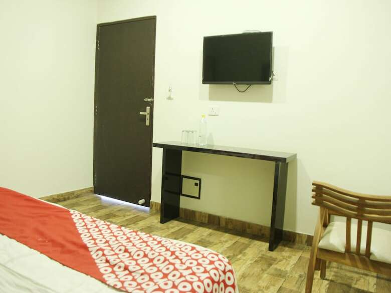 Oyo 14353 Hotel Roxas