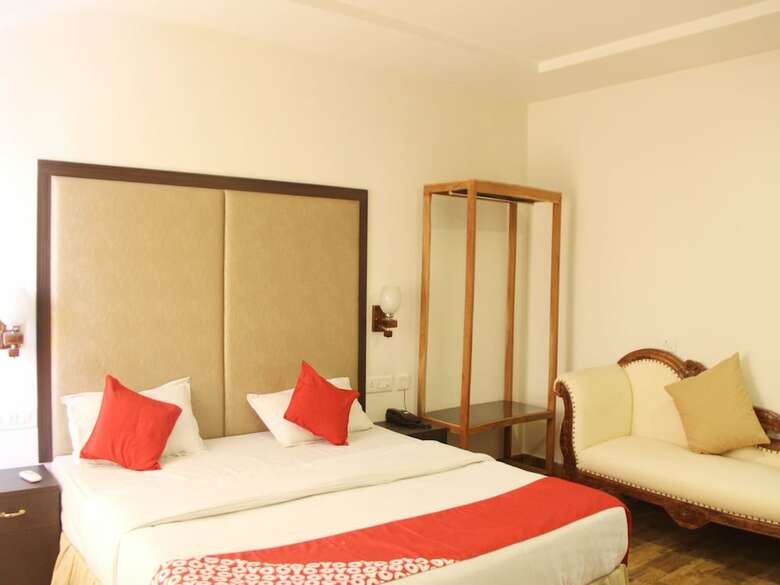 Oyo 14353 Hotel Roxas