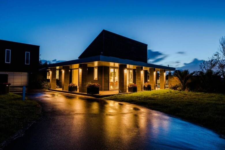 Karaka Luxury Vacation Home With Pool
