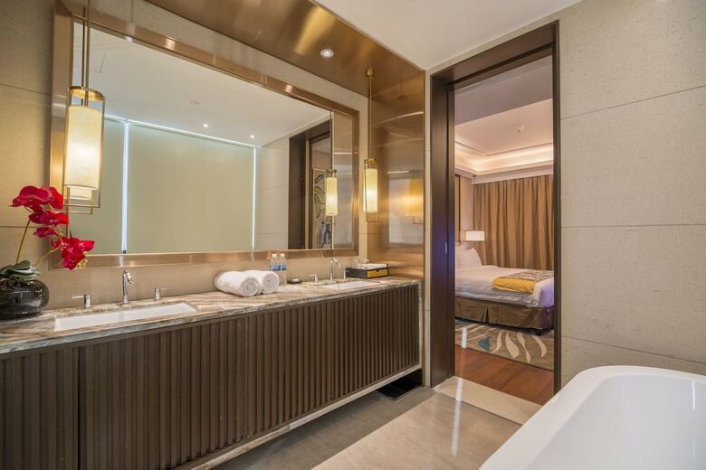 Sunshine Bay Hotel