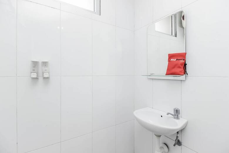 Hotel Reddoorz Plus @ Cikarang