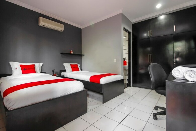 Hotel Reddoorz Plus Near Rs Fatmawati 2