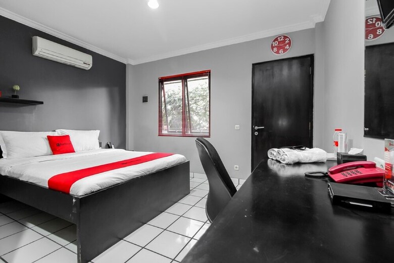 Hotel Reddoorz Plus Near Rs Fatmawati 2