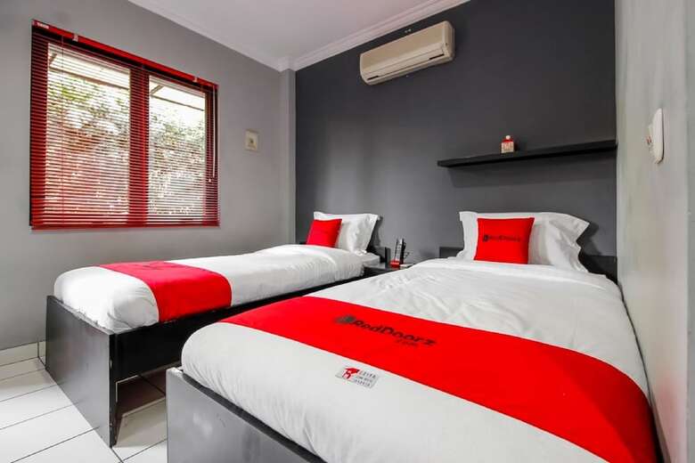 Hotel Reddoorz Plus Near Rs Fatmawati 2
