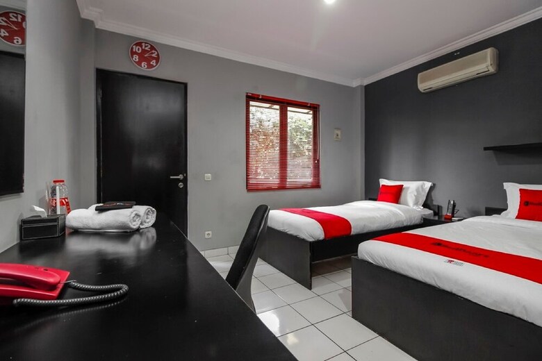 Hotel Reddoorz Plus Near Rs Fatmawati 2