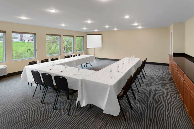Hotel Ramada By Wyndham Hendersonville