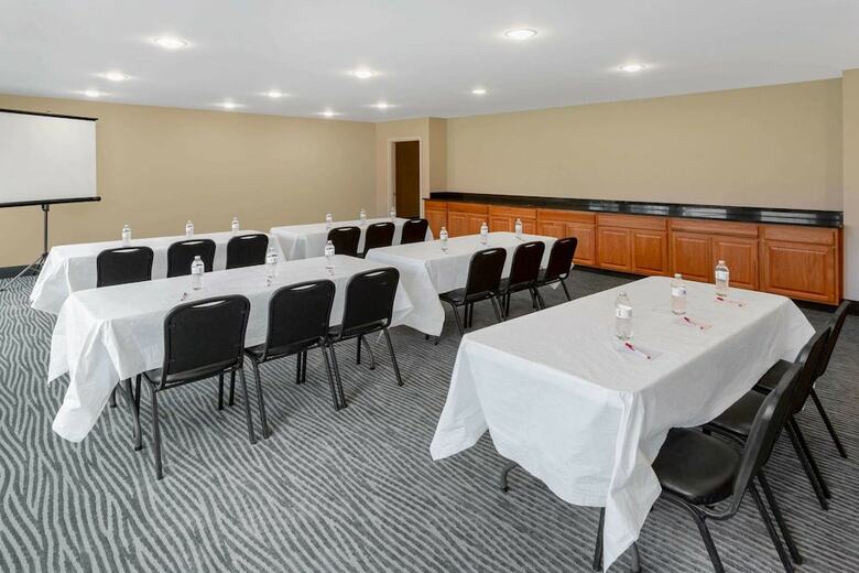 Hotel Ramada By Wyndham Hendersonville