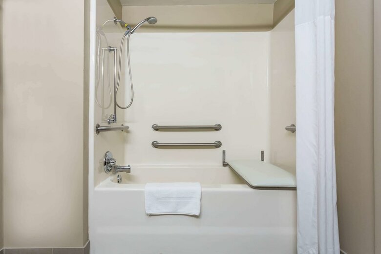 Hotel Ramada By Wyndham Hendersonville