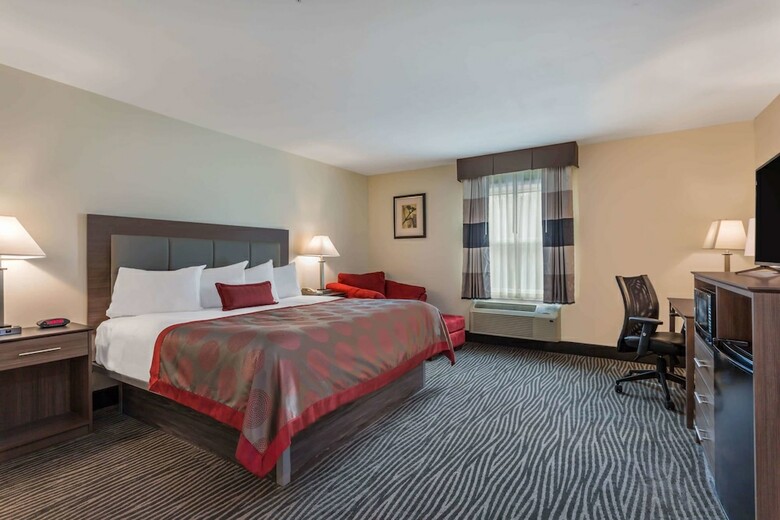 Hotel Ramada By Wyndham Hendersonville