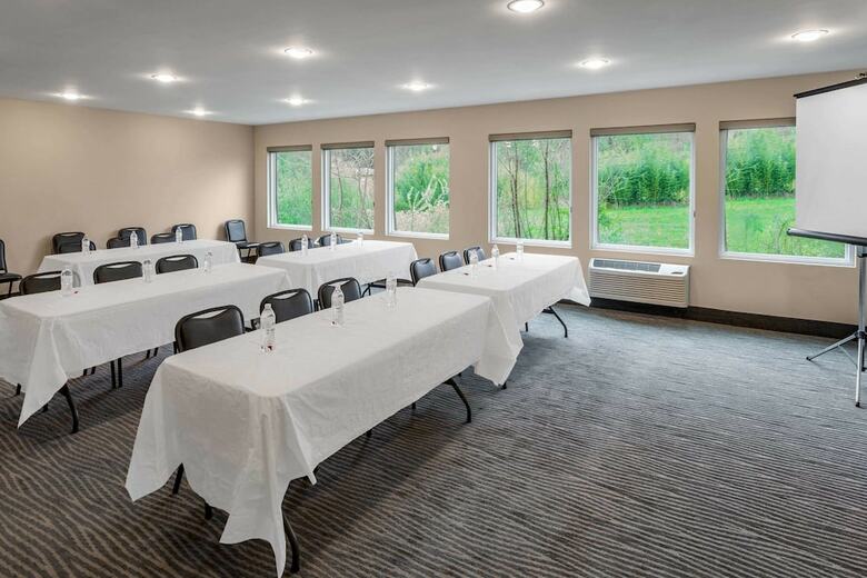 Hotel Ramada By Wyndham Hendersonville