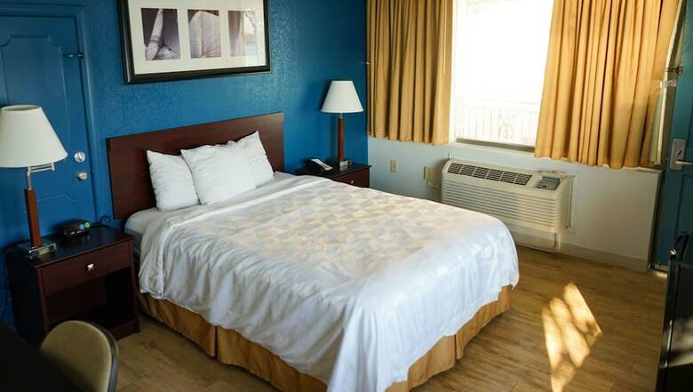 Motel Airport Waterfront Inn