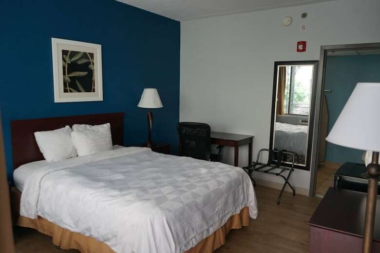 Motel Airport Waterfront Inn