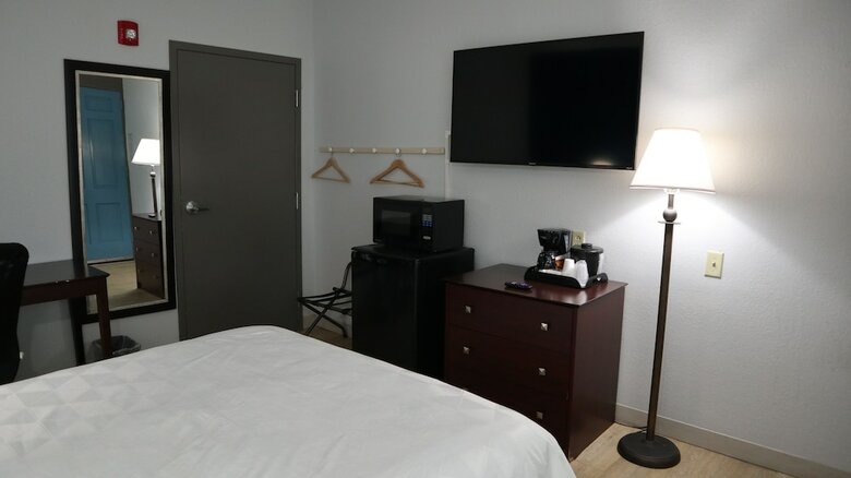 Motel Airport Waterfront Inn