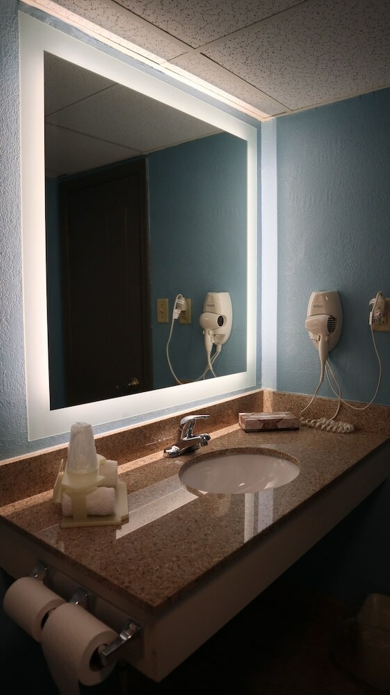 Motel Airport Waterfront Inn