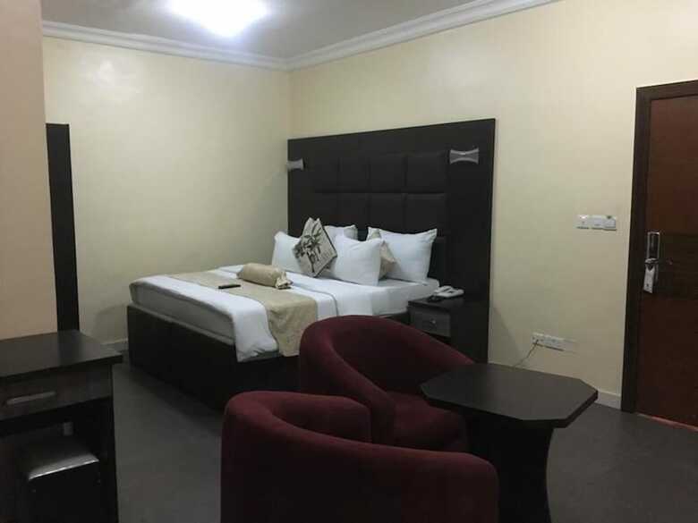 Hotel Cynergy Suites Royale