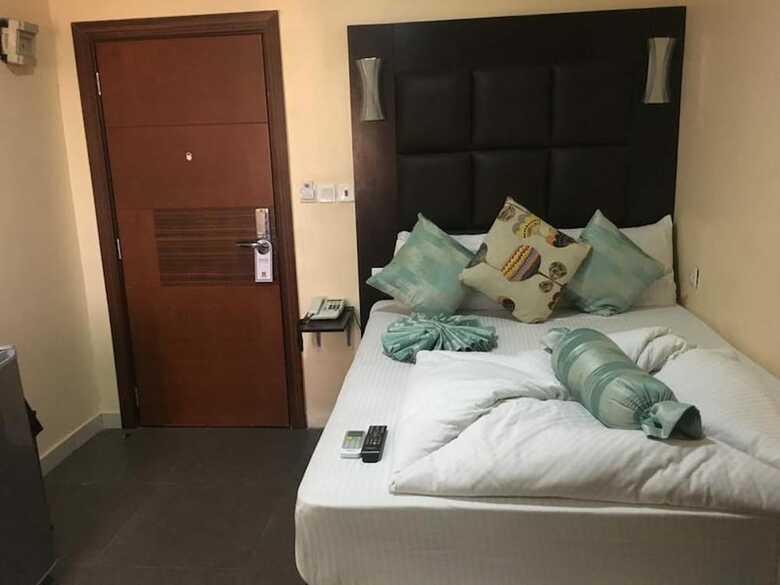 Hotel Cynergy Suites Royale