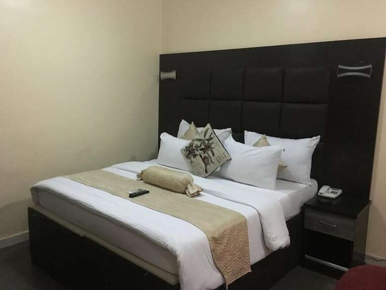 Hotel Cynergy Suites Royale