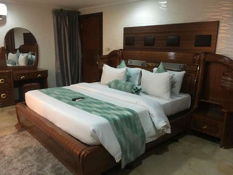 Hotel Cynergy Suites Royale