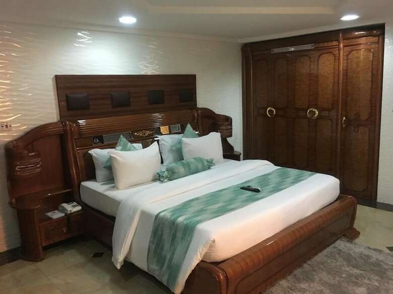 Hotel Cynergy Suites Royale
