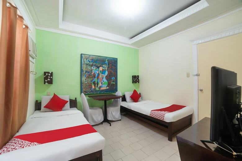 Oyo 200 Ponce Suites Art Hotel
