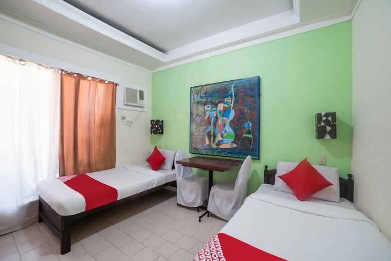 Oyo 200 Ponce Suites Art Hotel
