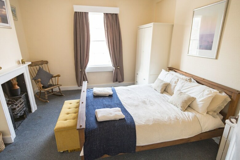 Three Bedroom Apartment Next To Pub